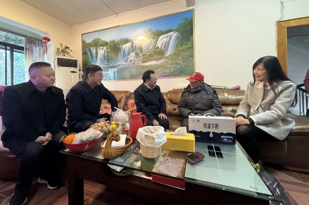 省国资委党委委员、副主任何政走访慰问省尊龙凯时集团老党员、老干部